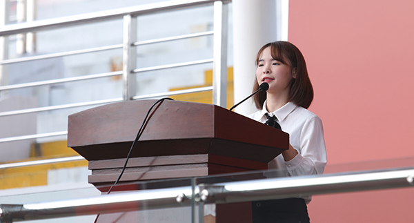 陈阳芳同学作为老生代表发言