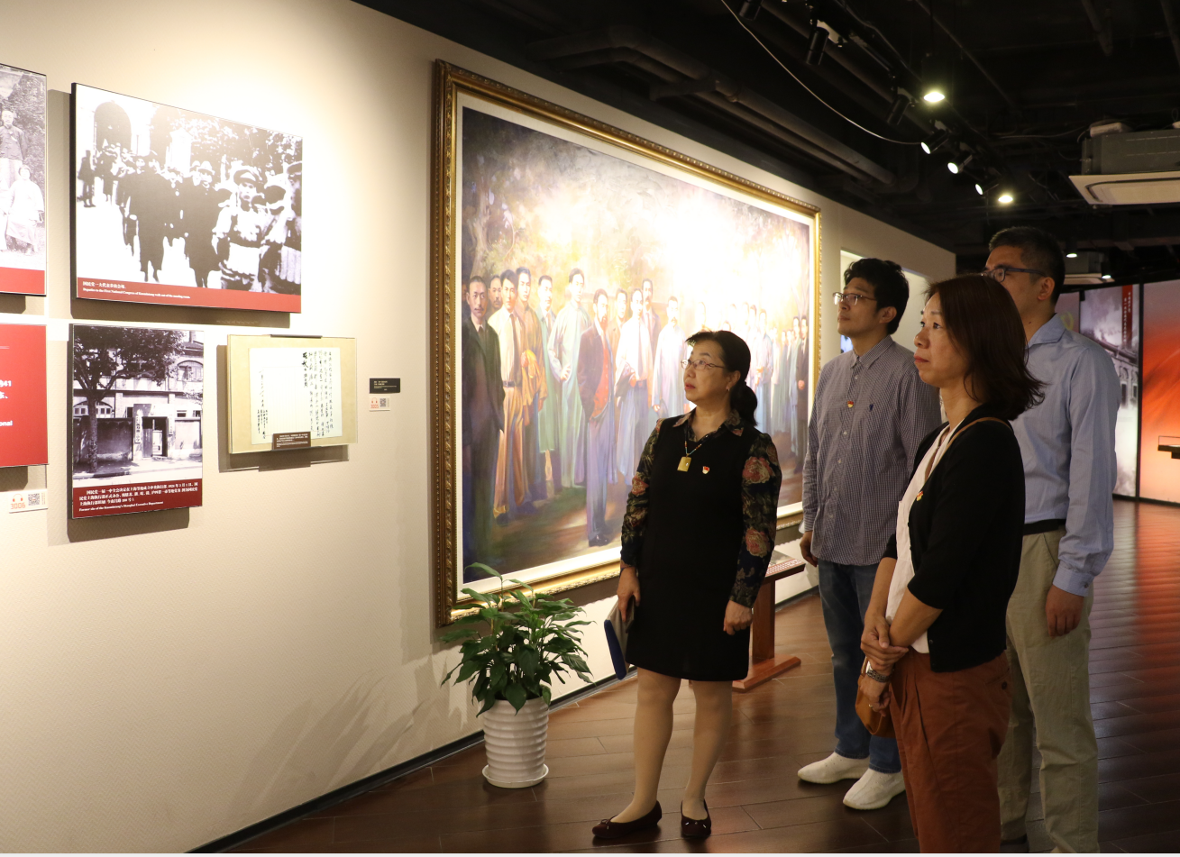 参观中共四大革命纪念馆