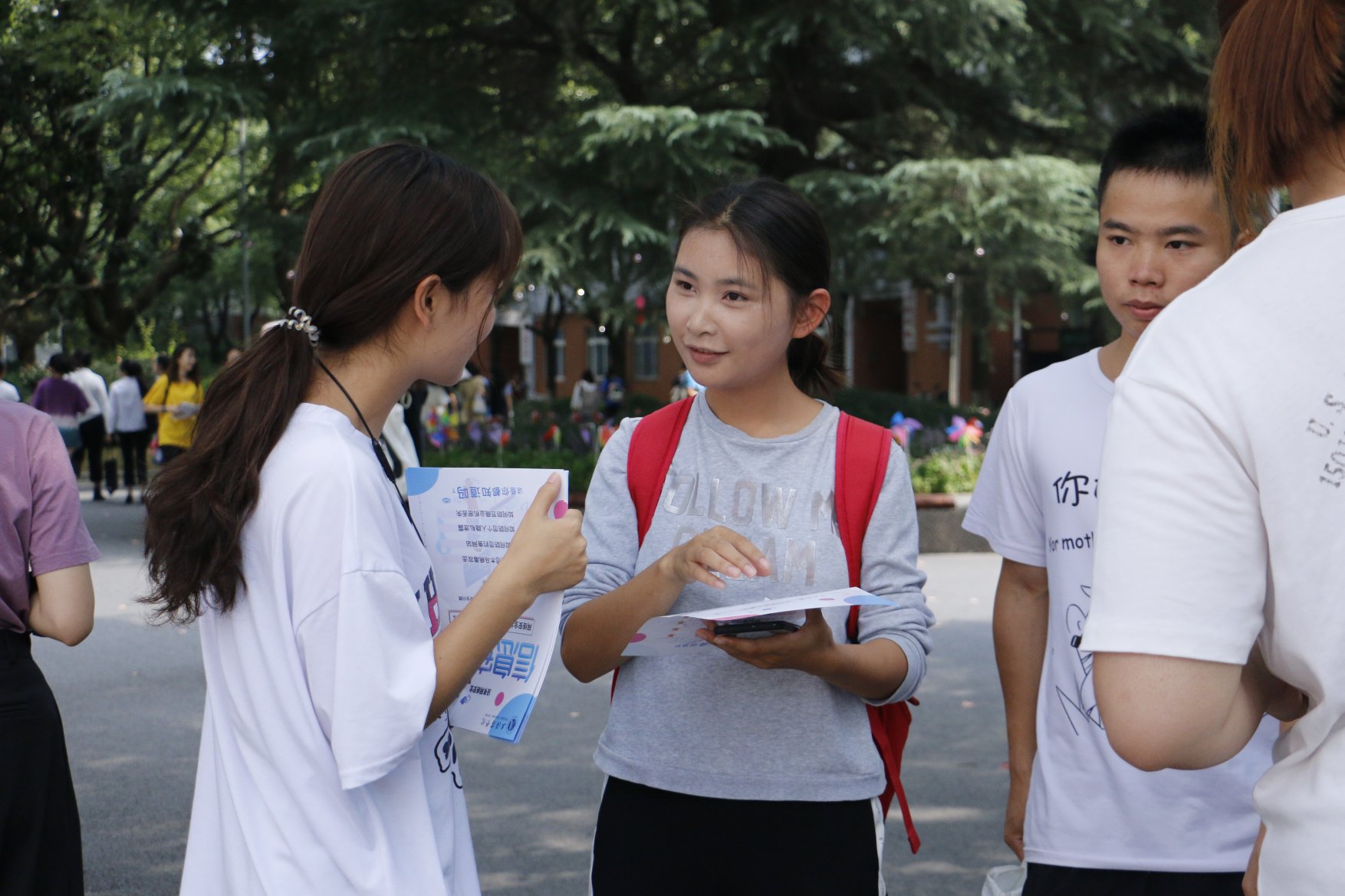 发放传单的同学向师生讲解网络安全相关知识 发放传单的同学向师生讲解网络安全相关知识