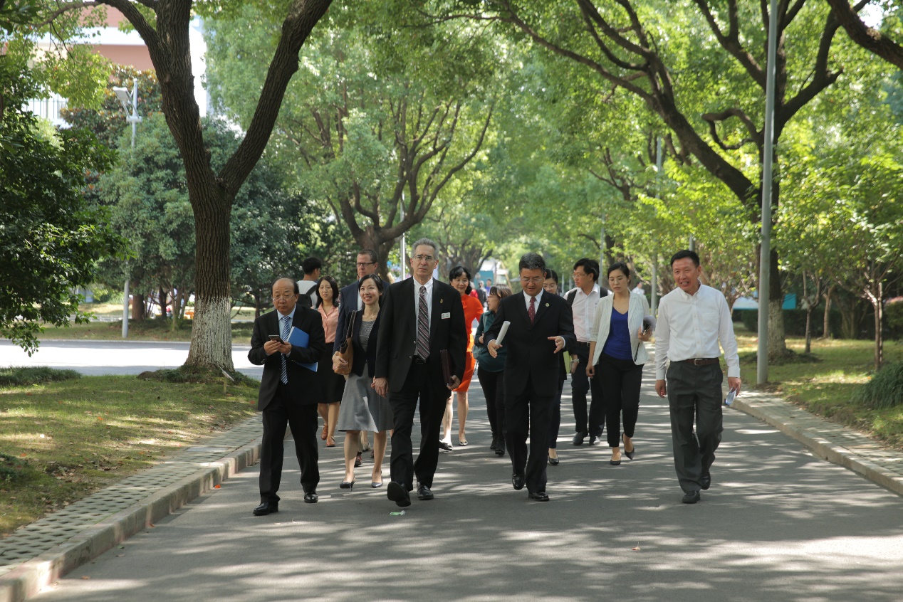专家组考察校园 专家组考察校园