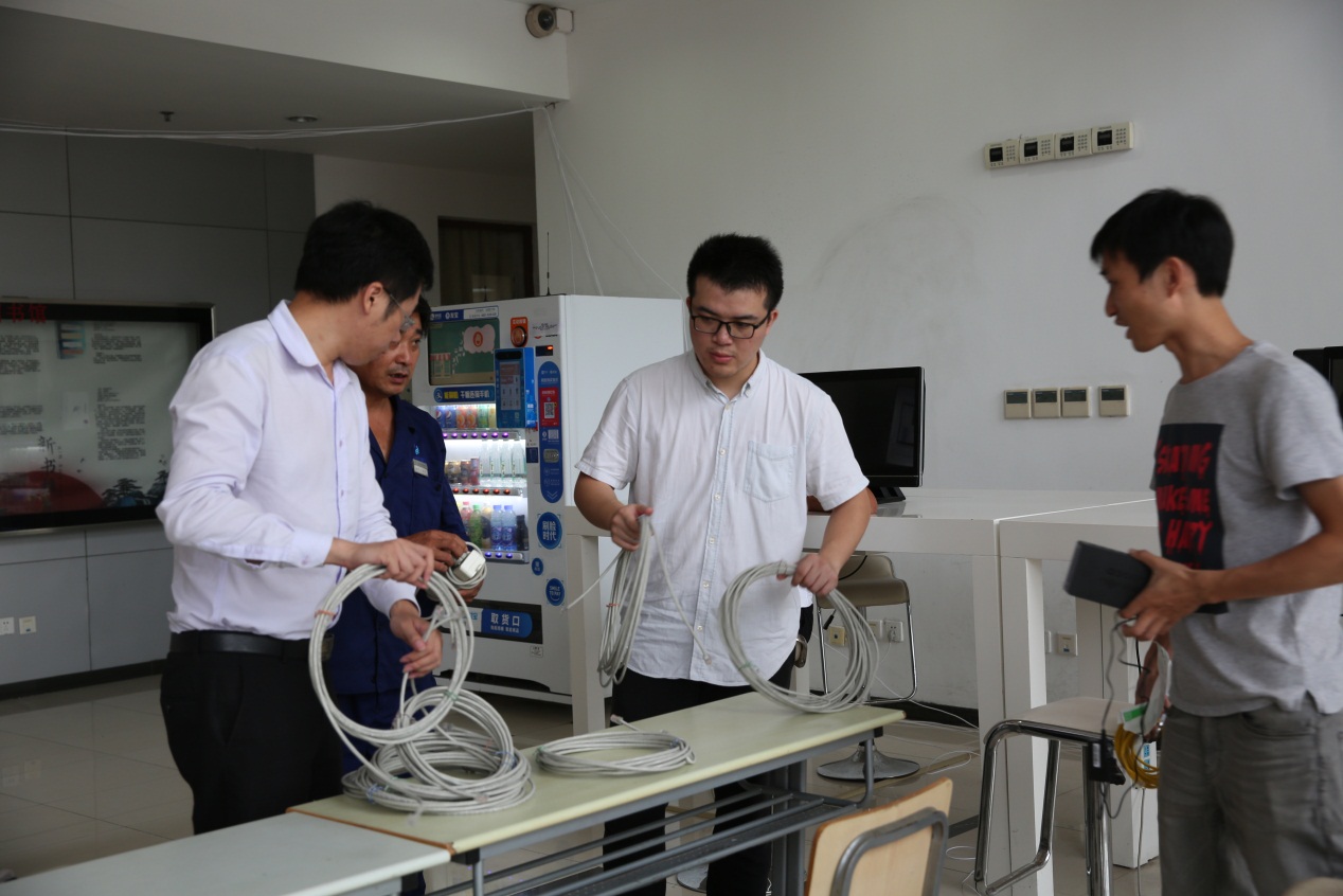 中心工作人员进行网络布线