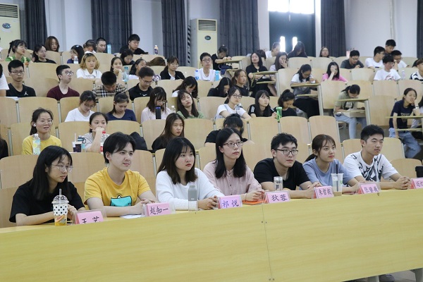 学生认真聆听宣讲