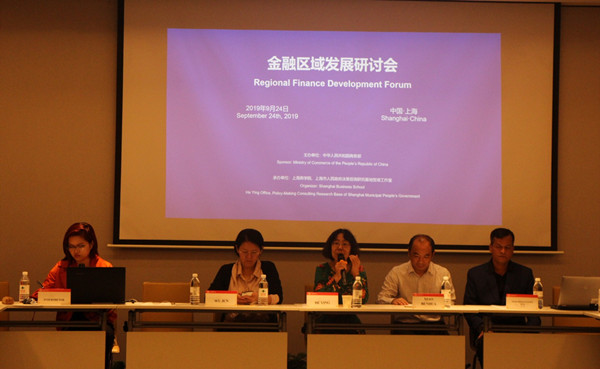 副校长贺瑛主持研讨会