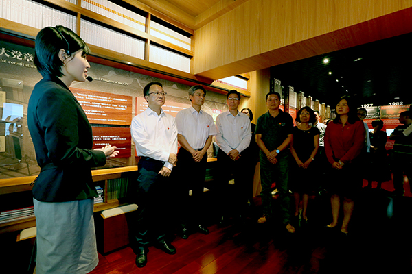 听取纪念馆讲解员介绍