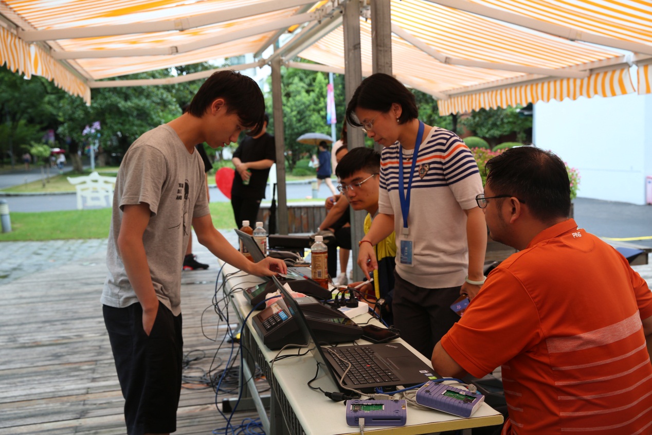 中心人员为学生办理一卡通业务