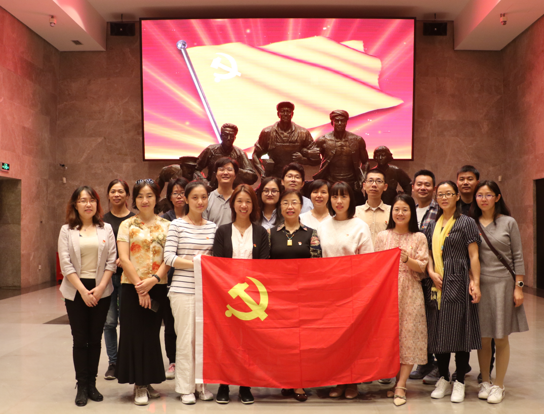 在纪念馆合影留念