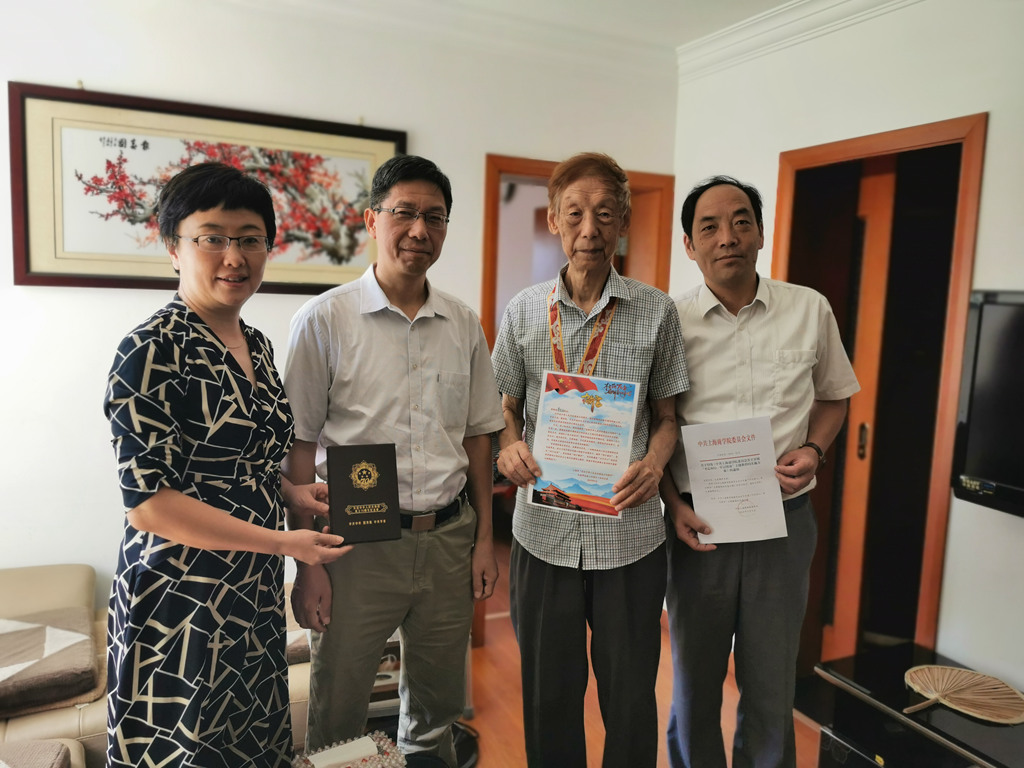 党委副书记、纪委书记楼文高一行赴离休老同志家送去70周年纪念章和学习材料