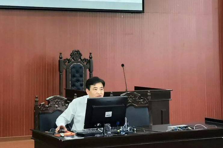 黄纯同志作报告