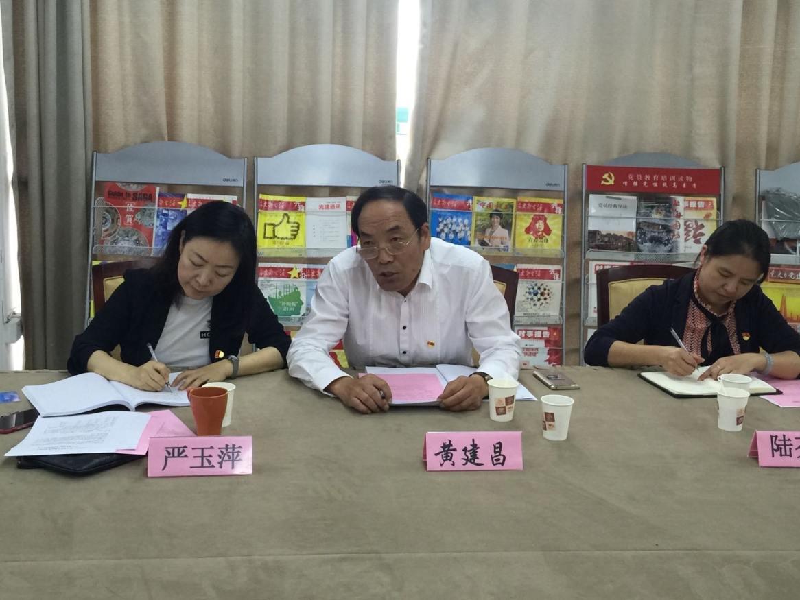 校指导组成员黄建昌讲话