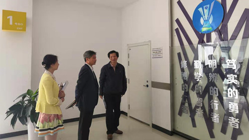 唐海燕视察现代流通国家级实验教学示范中心 唐海燕视察现代流通国家级实验教学示范中心