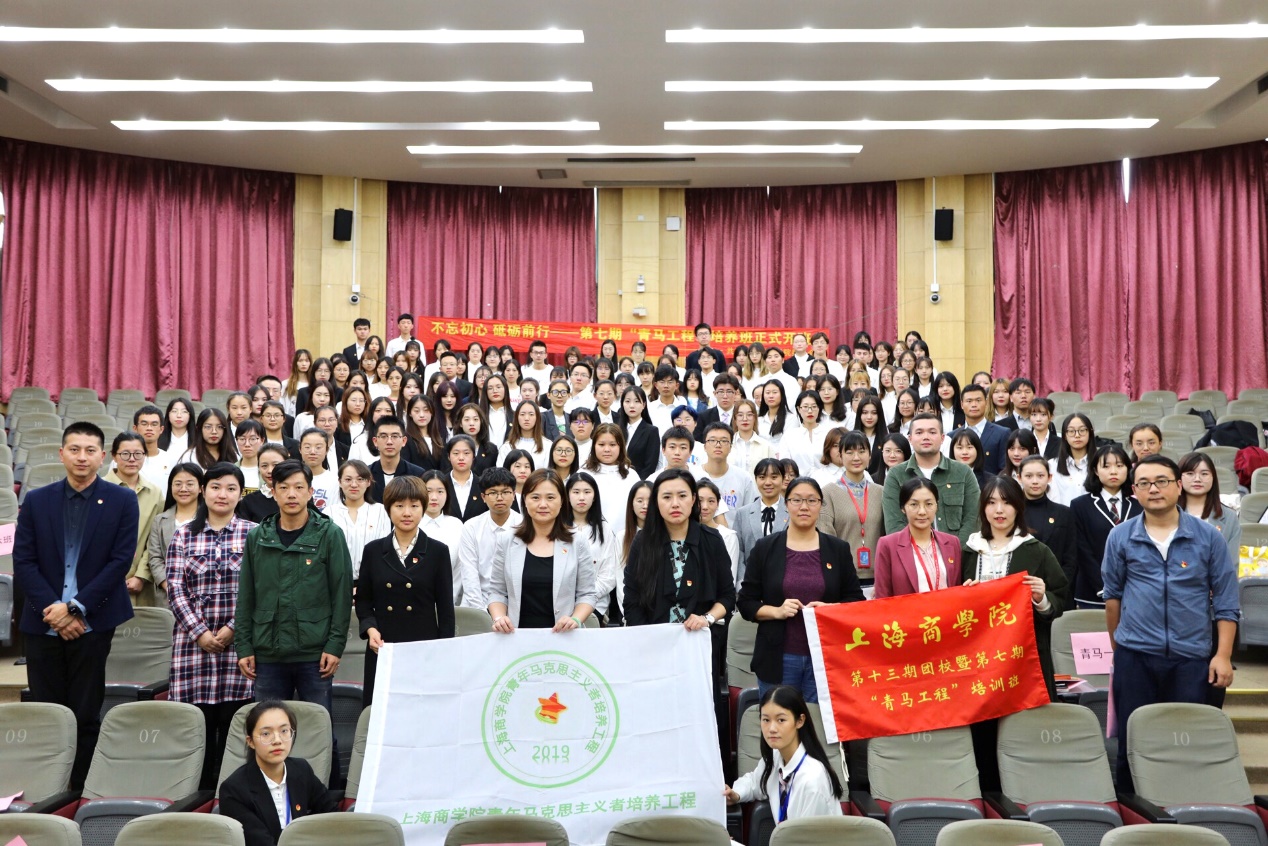 校党委副书记翁德玮与青马工程全体师生合影 校党委副书记翁德玮与青马工程全体师生合影