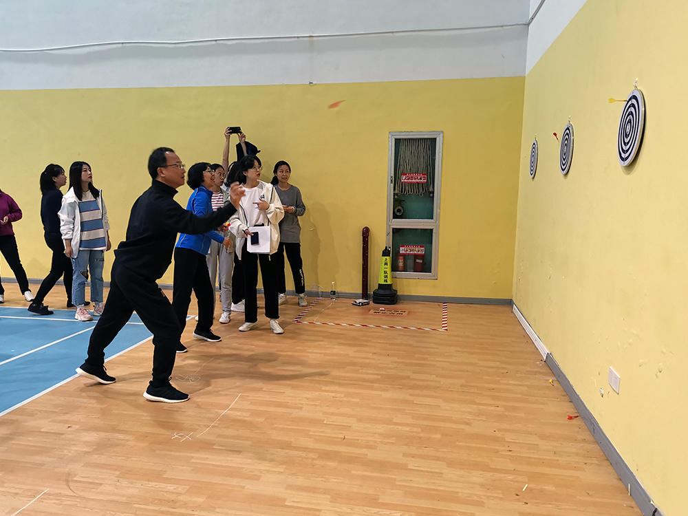 党委书记沈大明和校领导班子成员一起参与教工运动会飞镖项目 党委书记沈大明和校领导班子成员一起参与教工运动会飞镖项目