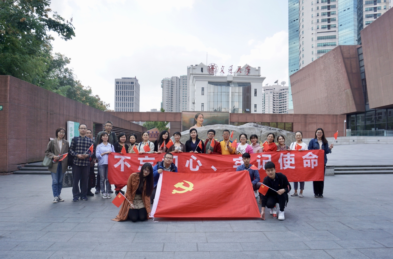 师生党员合影留念 师生党员合影留念