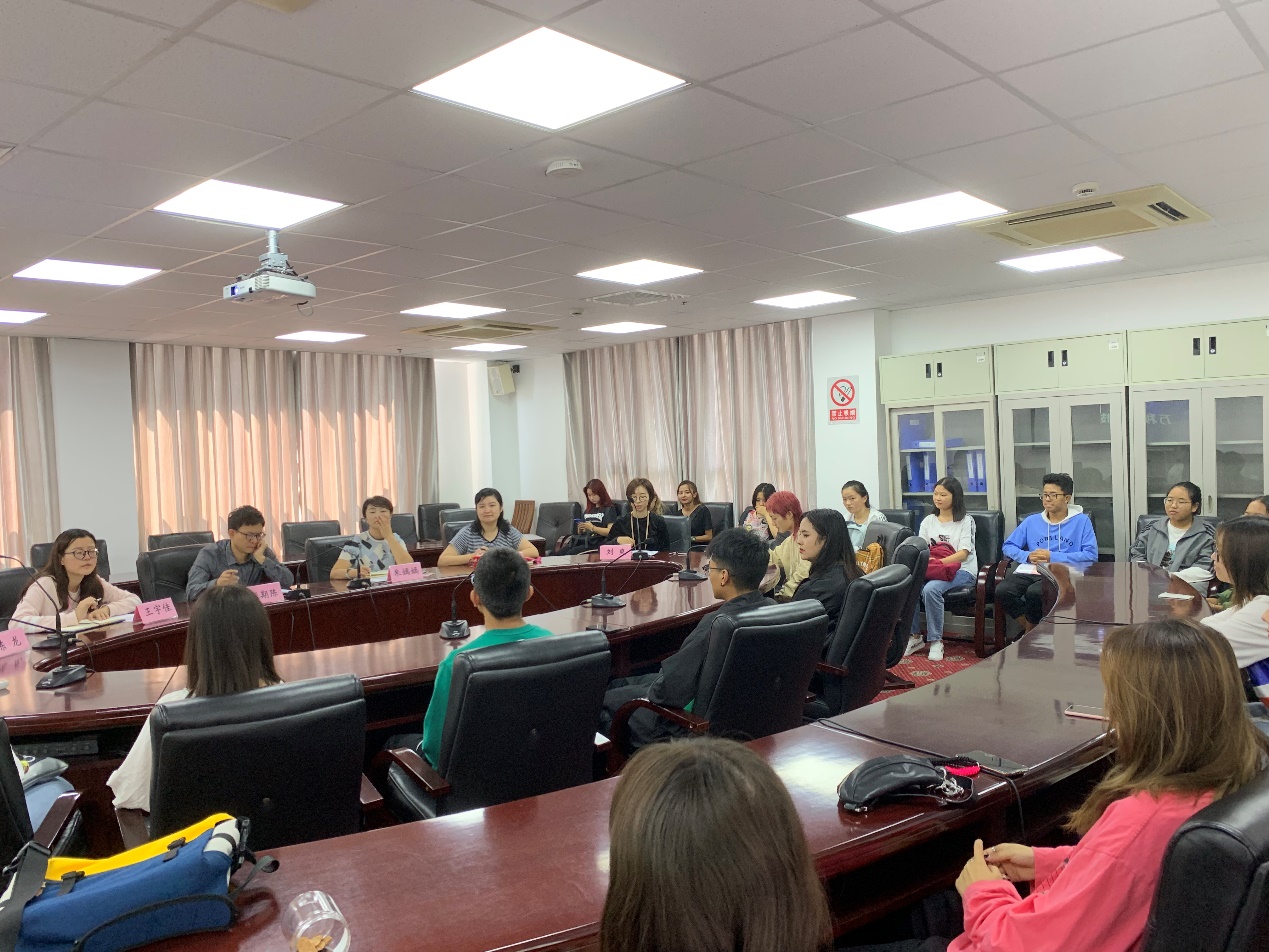 少数民族新生座谈会