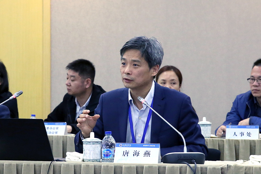 唐海燕对学校校区资源规划情况进行汇报