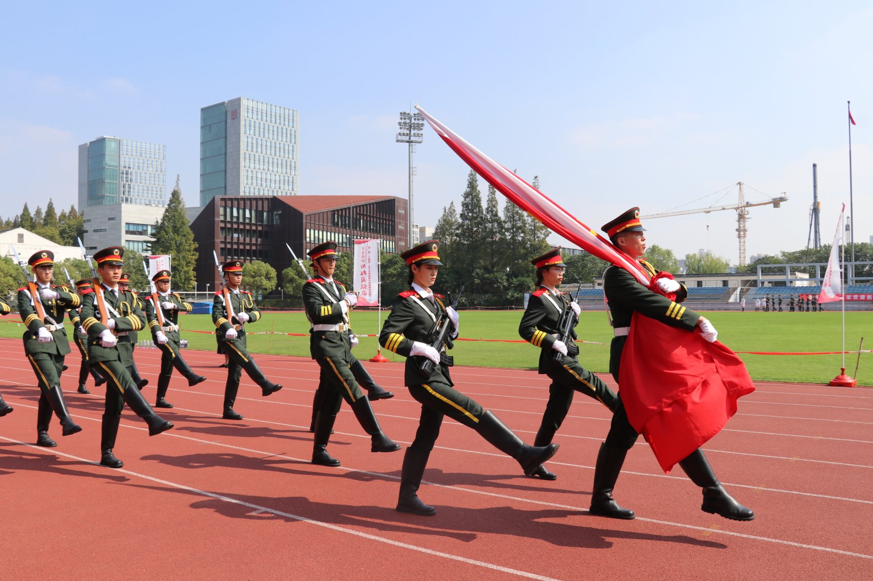 展现英姿的参赛同学