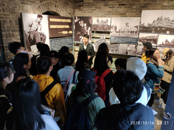 师生们进行参加教育学习活动