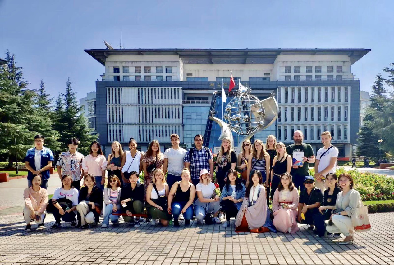 德国布曼博士学院师生与我校师生合影