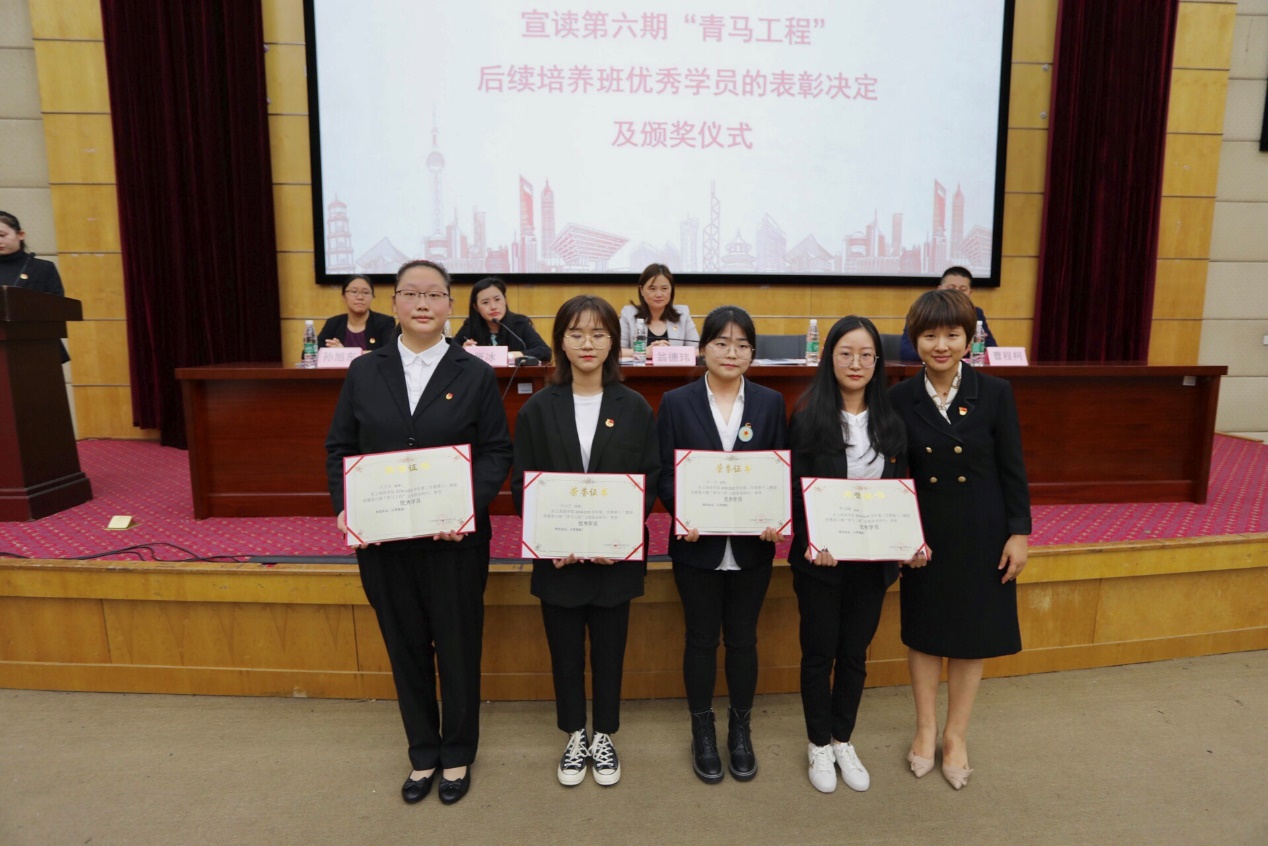 党委学工部部长许瑛瑛宣读第六期“青马工程”培养班优秀学员的表彰决定并为他们颁奖 党委学工部部长许瑛瑛宣读第六期“青马工程”培养班优秀学员的表彰决定并为他们颁奖