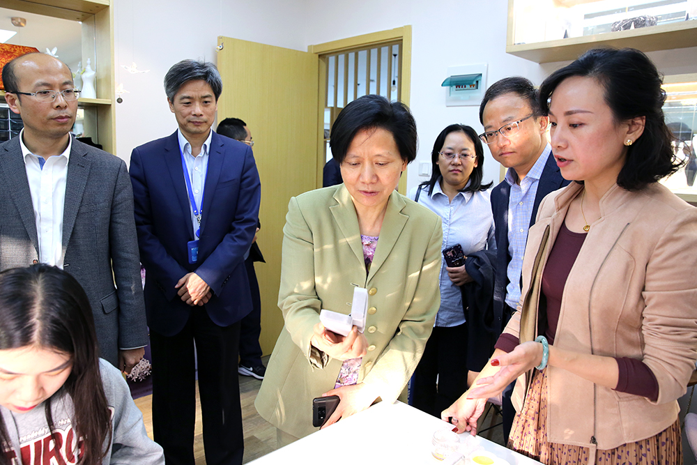 虞丽娟参观师生共创工艺品工作室