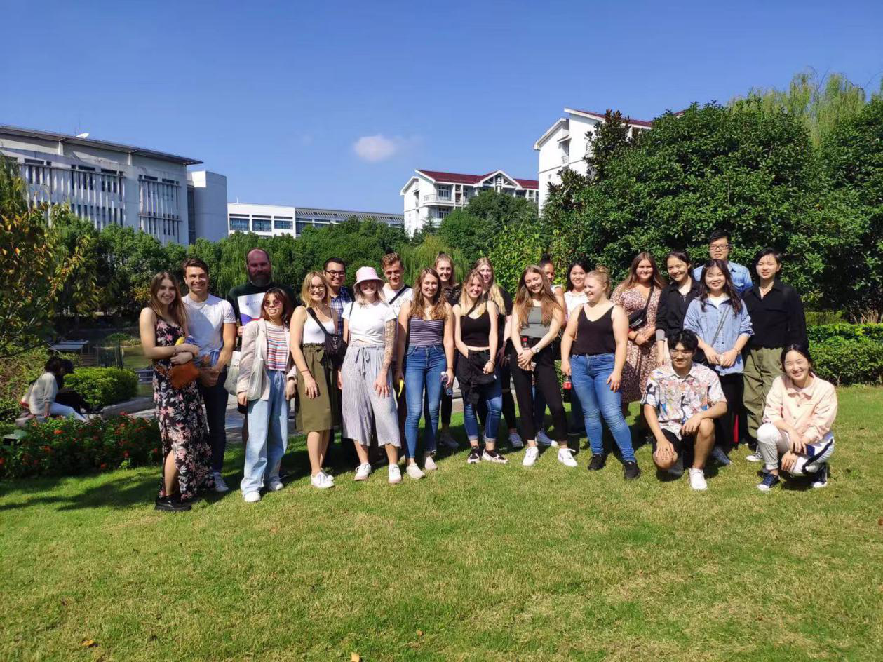 天鹅湖前驻足合影