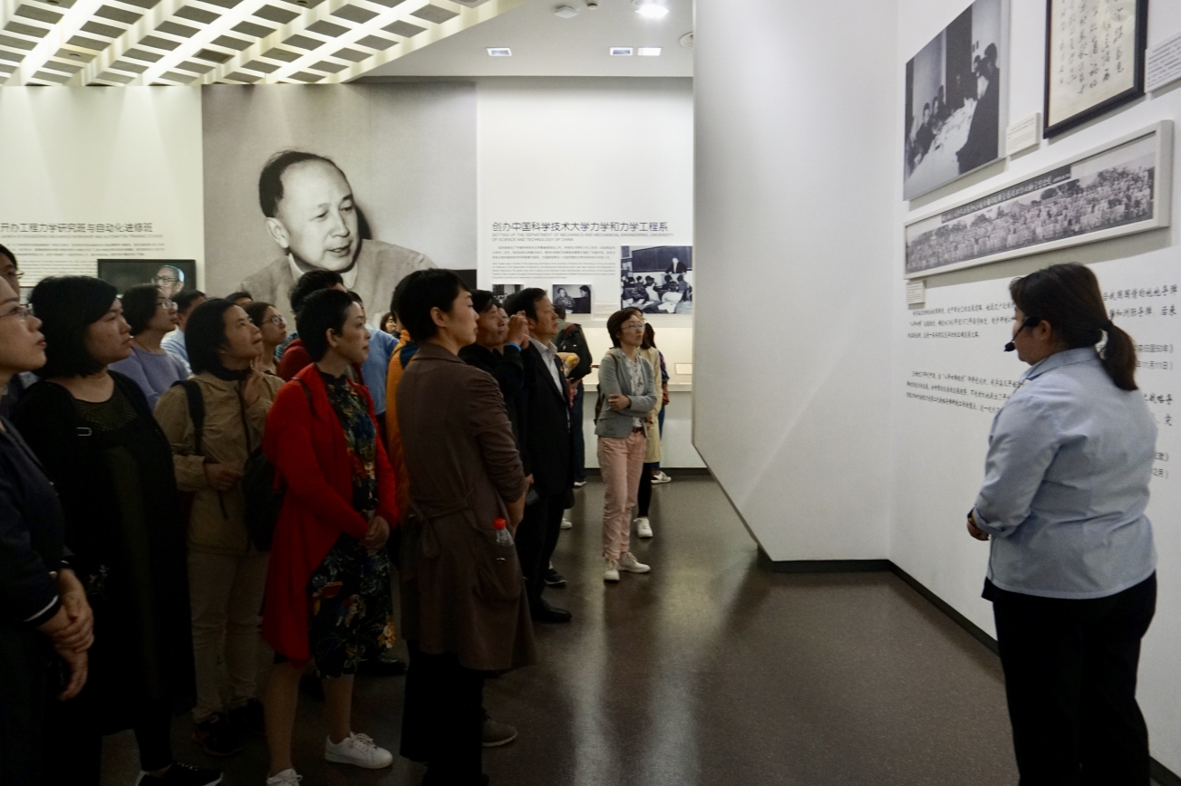 聆听工作人员现场讲解 聆听工作人员现场讲解