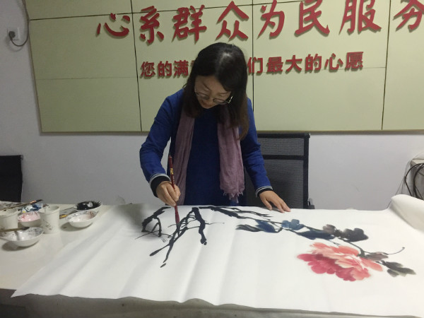 教工第一支部书记宋肖霏向当地博物馆挥毫赠画