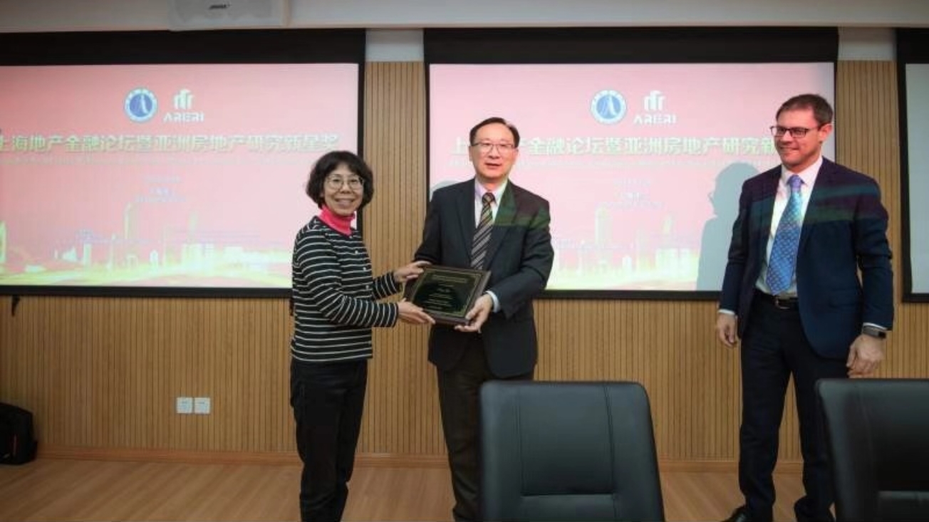 贺瑛副校长为获奖者颁奖 贺瑛副校长为获奖者颁奖