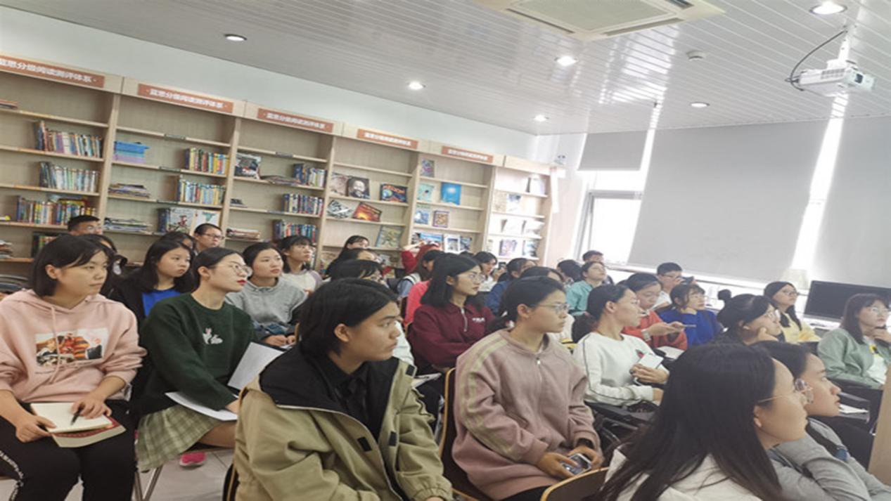 学生们聆听讲座 学生们聆听讲座