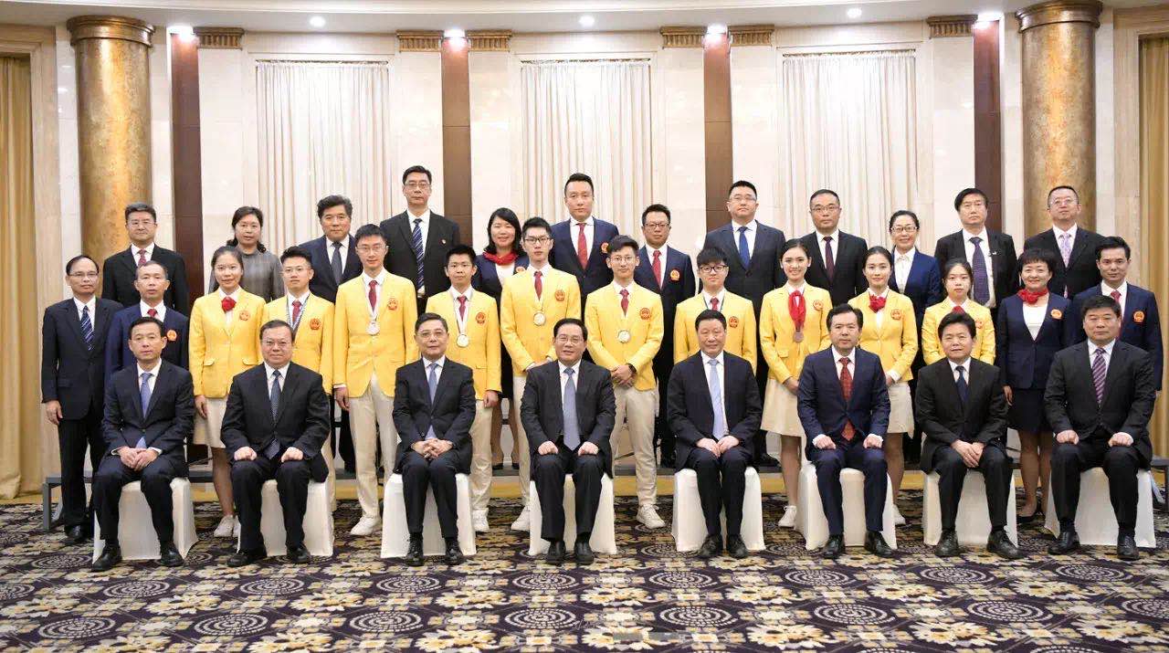 上海参赛选手、专家教练团队以及在沪国家集训基地负责人代表与市领导合影