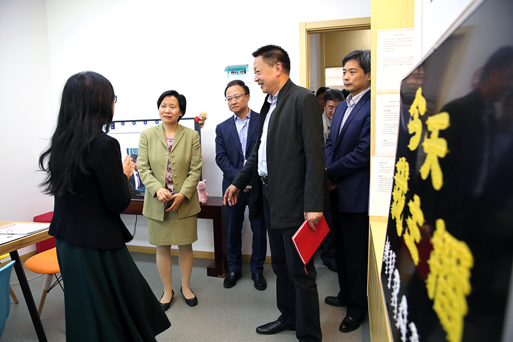 虞丽娟参观“今日我主播”外语训练营