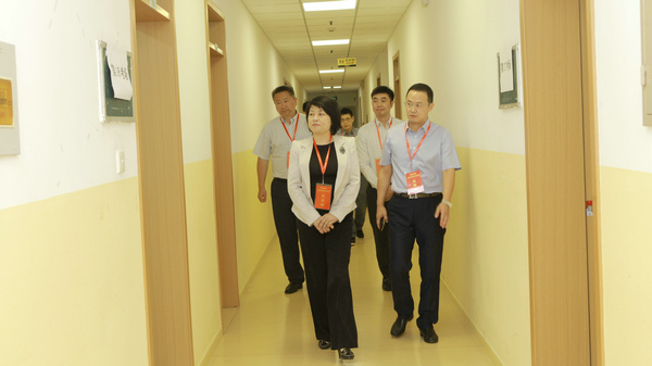 胡佩艳副部长在巡视考场 胡佩艳副部长在巡视考场