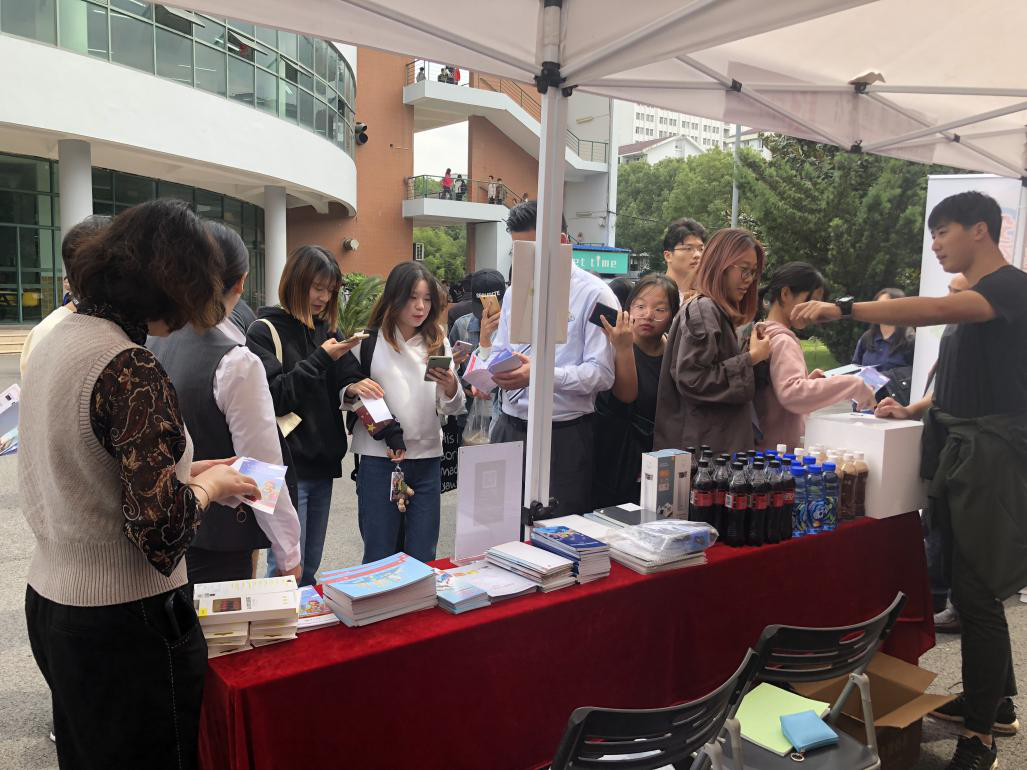 学生参与交流互动