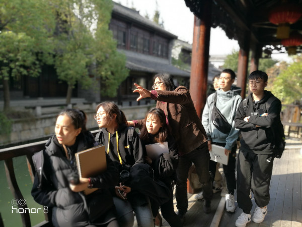 教师在台儿庄古城现场指导学生写生