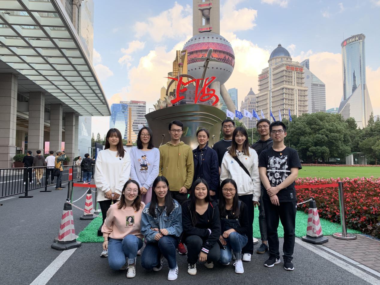 参观“奋进上海”彩车合影