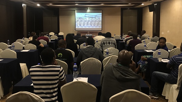 学员观看阅兵仪式