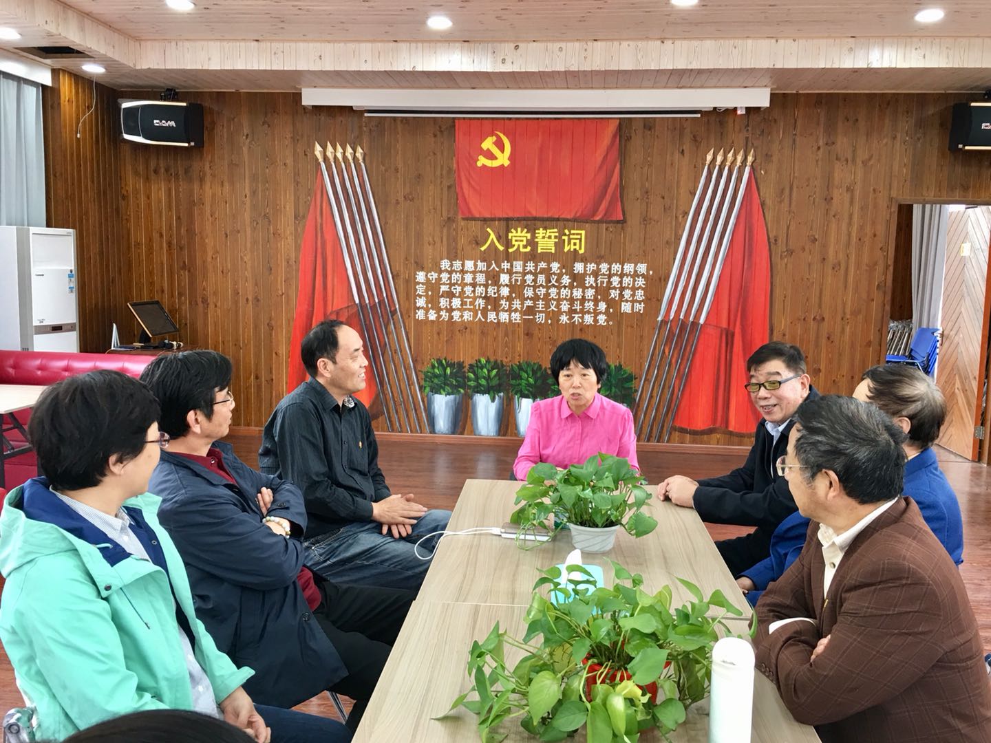 离退休支部党员与“小巷总理”朱国萍面对面 离退休支部党员与“小巷总理”朱国萍面对面