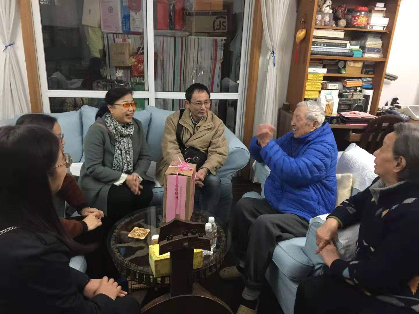 党员和老人们亲切交谈