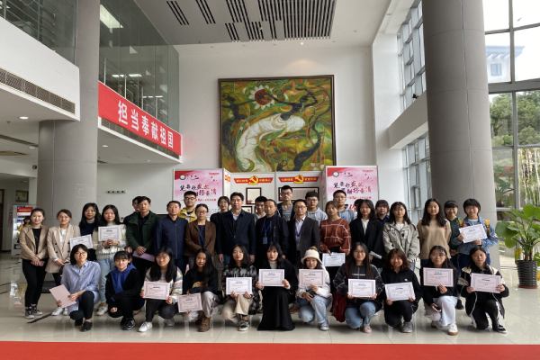 参赛学生与教师代表合影