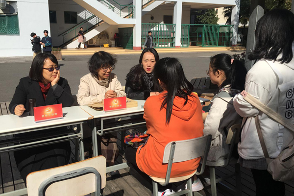 贺校长解答学生的提问