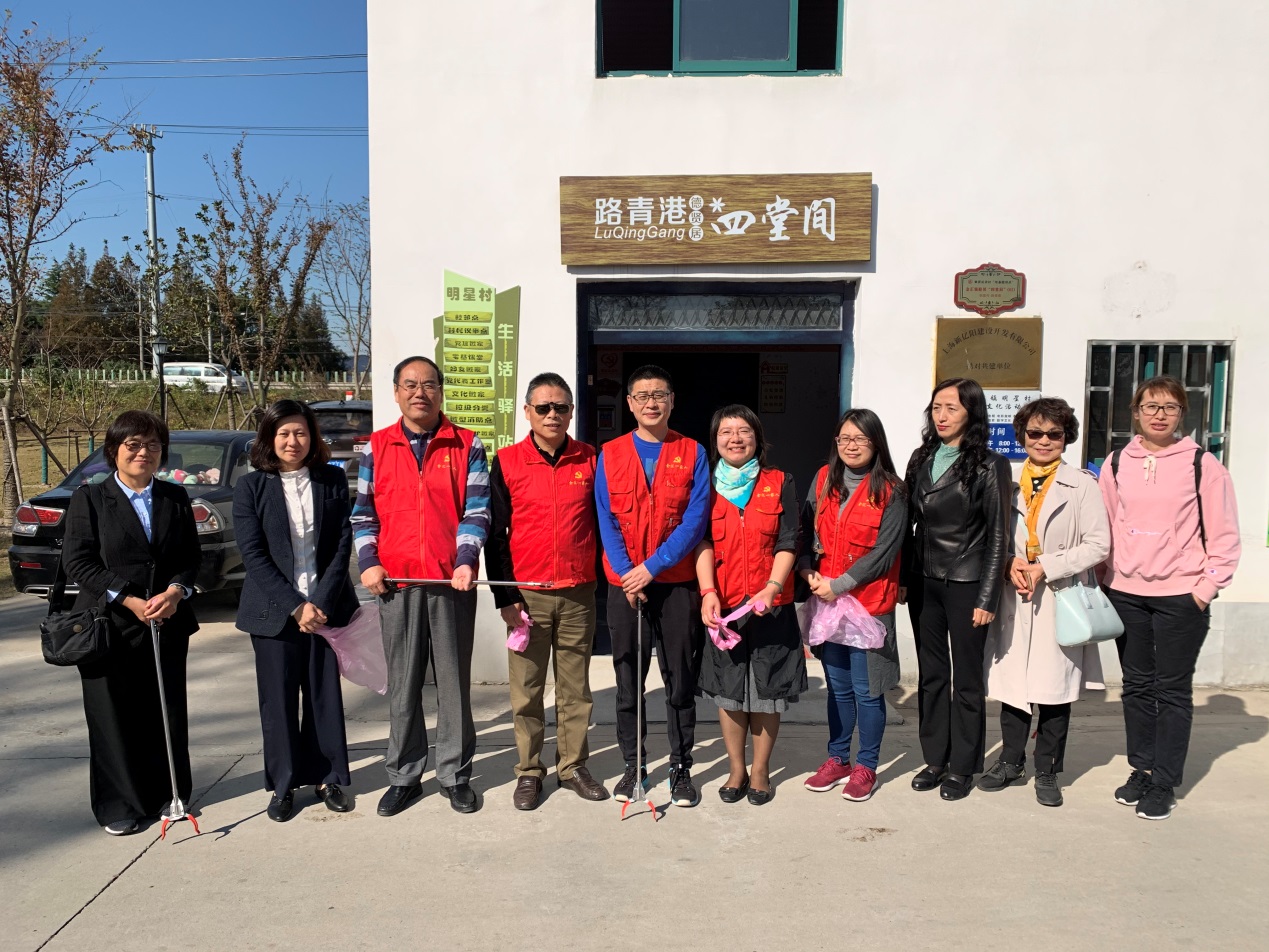 马克思主义学院教师志愿者合影