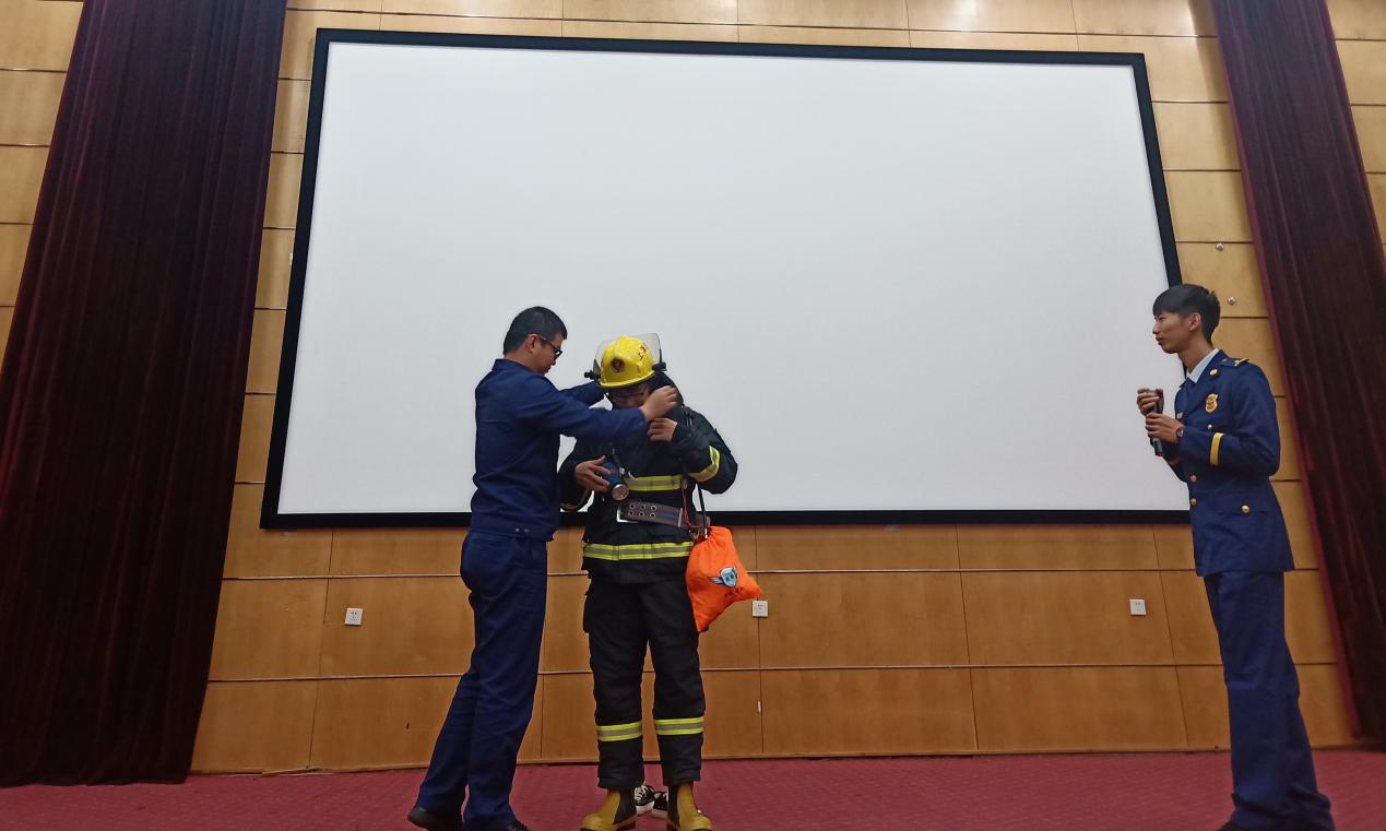 志愿者试穿消防队服