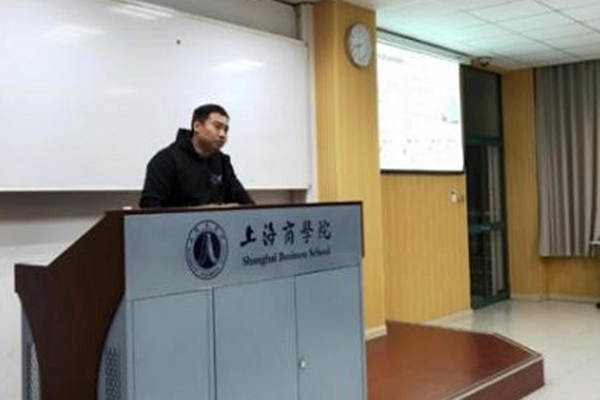 沈政老师上台宣讲 沈政老师上台宣讲