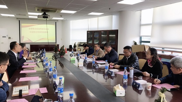 参会人员进行方案论证