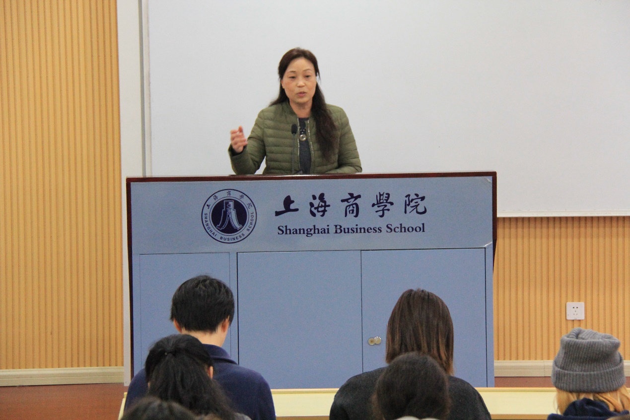 教务处副处长池丽华与同学交流学业规划