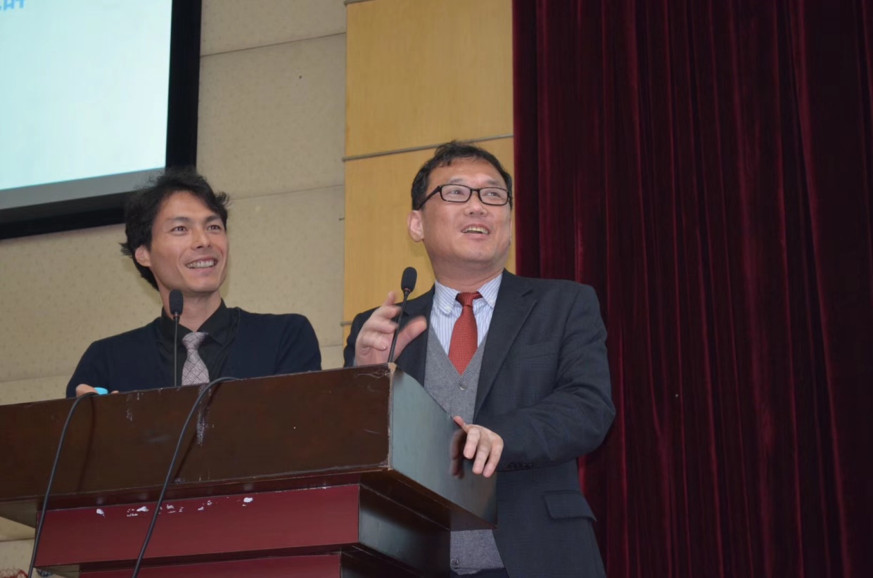 图为新罗大学国际交流处处长郑海容教授致辞