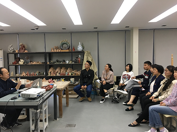 与会人员认真聆听作品分享