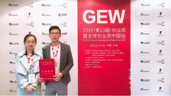 张浩然同学与指导教师邹亚妮的获奖合影