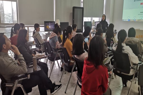 师生们聆听讲座