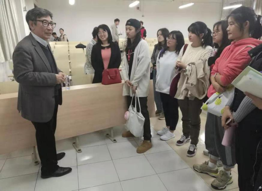 讲座结束后学生们与高教授（左一）进行交流的情景